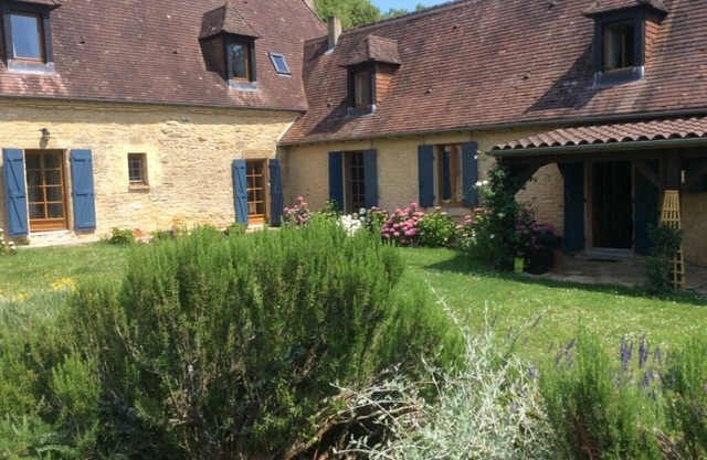 Authentic Périgourdine, spacious and charming, with flower-filled garden