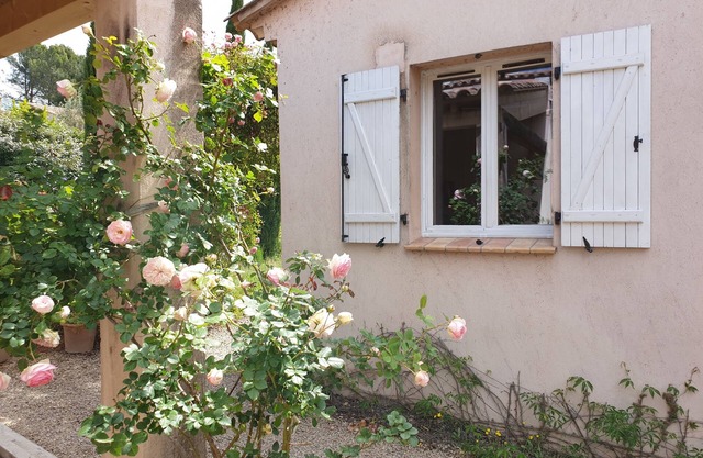 Authentic provencal country house w/private pool in walking distance to market