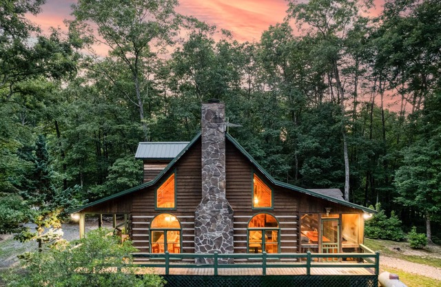 Authentic Rustic Log Cabin - Fireplace, Fire pit, 2 Acres, Peaceful Outdoors
