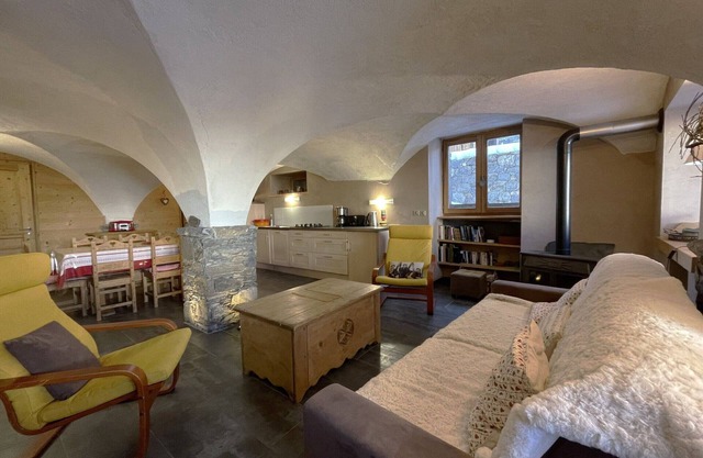 Authentic vaulted apartment renovated in St Martin, 2 bedrooms, 4 pers, close to slopes