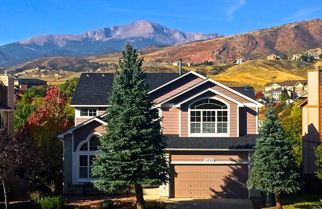 Available Thanksgiving Week Stunning views of Pikes Peak Dogs Welcomed!