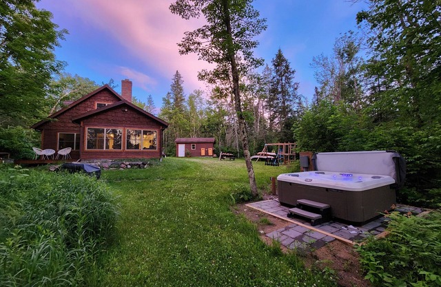 Available this weekend!-Hot Tub, WIFI, King Beds