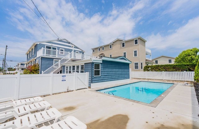 Avalon BEACH BLOCK 2 Bedroom Condo with POOL West Unit/Sleeps 4