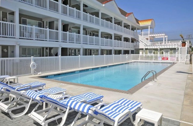 Avalon fun & sun with pool, beach block and the best beach side bars