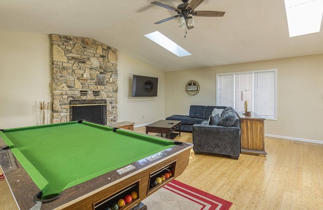 Avery Acres - Centrally located -Pool Table-