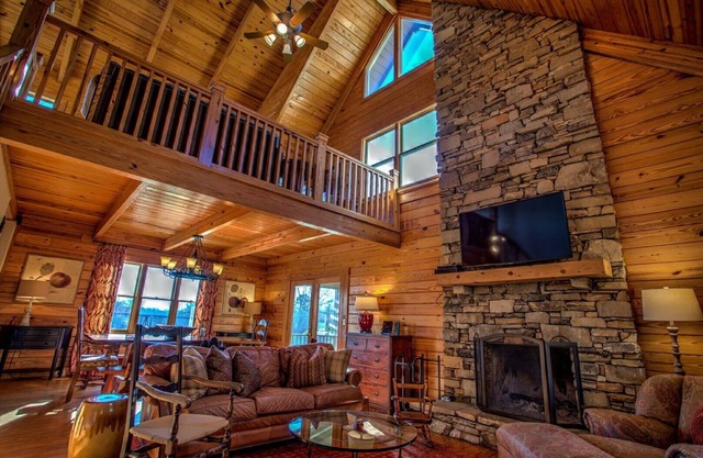 Avery's Creek: Private swimming pool! Close to Asheville & Biltmore Park. Family & group FUN!
