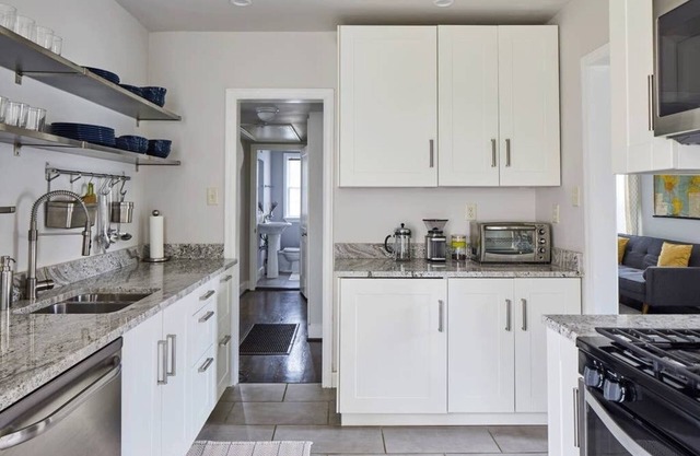 AvonWood: Private Yard, Stocked Kitchen, Great Porches