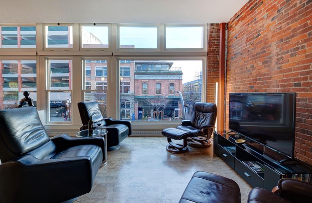Awarehouse Loft in Historical DowntownnEnjoy a True Canadian Snowbird Experience