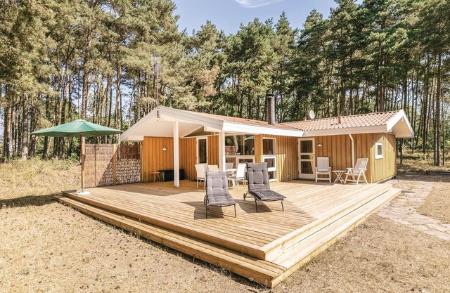 Awesome home in Aakirkeby with kitchen