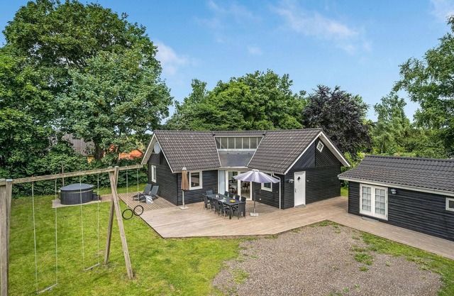 Awesome home in Fårvang with sauna