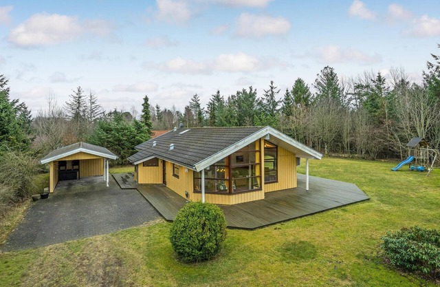 Awesome home in Hals with kitchen