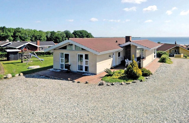 Awesome home in Sjølund with kitchen