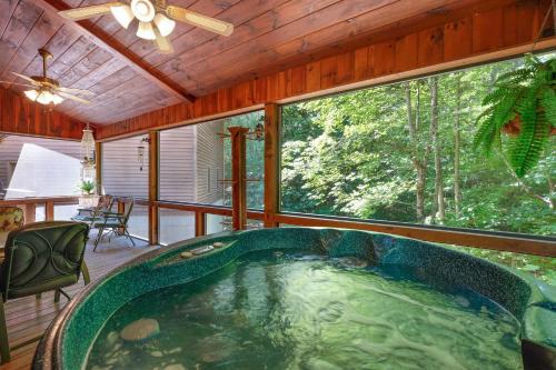 Awesome Retreat - North GA Cabin with Views - Hot Tub, Game Room, Fire Pit, and Stunning Mountain Views near Blue Ridge - Minera