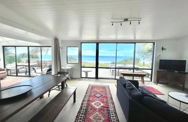 Awesome Wainui Spacious Holiday Home Overlooking the Surf - no pets.