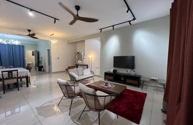 Ayden Modern homestay klia ( Netflix / wifi / free snacks )