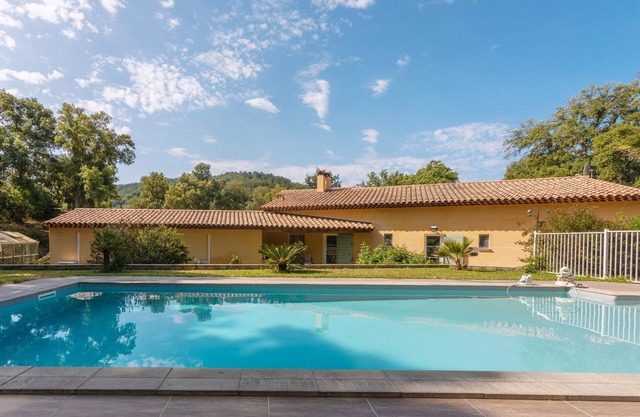 "Azur" Room with Shared Pool, Wi-Fi and Air Conditioning
