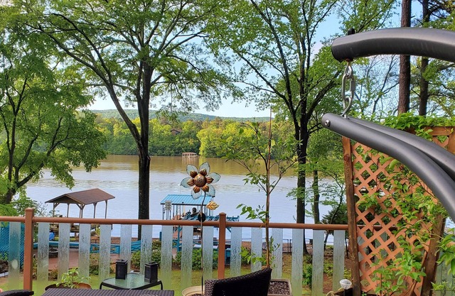 B & B, Lake & Mountain Views. Downtown & Casino/Racing Close