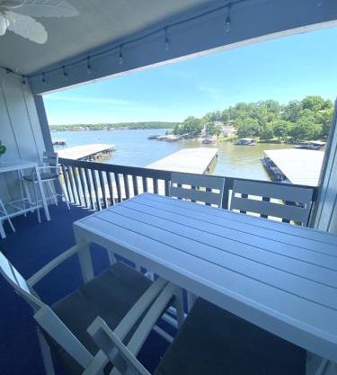 B Lakefront! Remodeled, Boat Slip, Patio Views, Pool, Boat Ramp, WIFI
