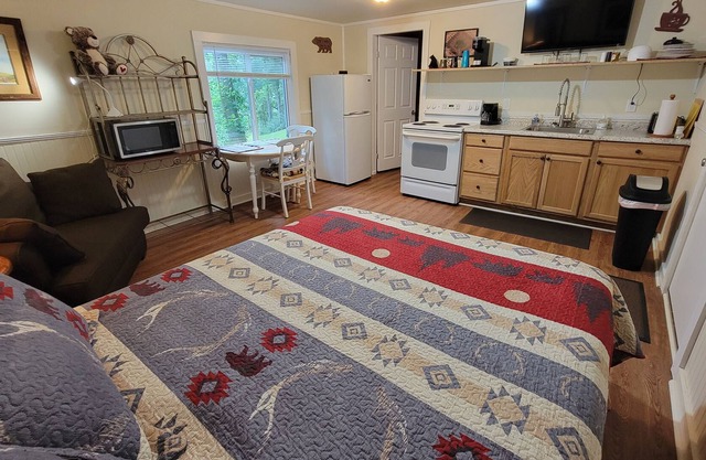 *Baby Bear* Bear-A-Dice CABIN Hot tub, firepit, BBQ hiking trails near Cassino