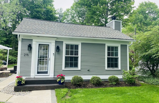 Baby Grand, Pet Friendly Cottage in Downtown Saugatuck