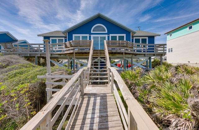 BACKYARD BEACH SLEEPS 10-PET FRIENDLY