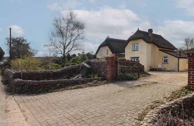 BADGER'S DEN, pet friendly, with a garden in Budleigh Salterton