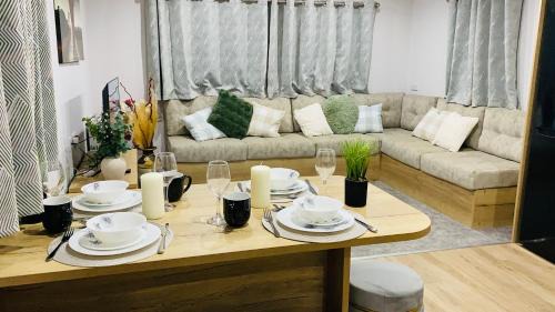 BAF Luxury Stays - Billing Aquadrome - Caravan Sleeps 8