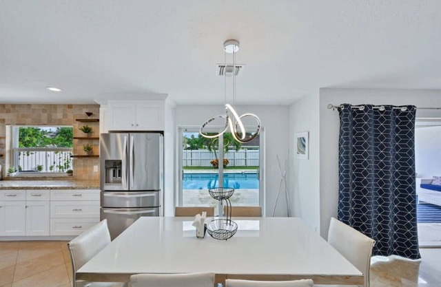 Bahama Breeze Heated pool sleeps 10 Pet Friendly