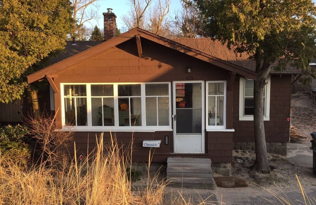 Bailey Sands: Adorable Vintage Beach Cottage, steps from Lake Michigan beach