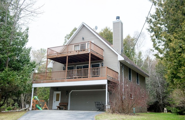Baileys Harbor retreat across from Lake Michigan - WALK/BIKE to town!