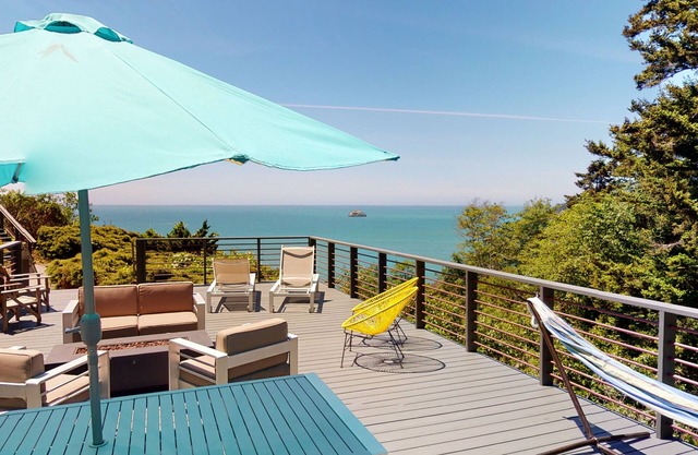 Baker Beach House - NEW LOWER RATE & GREAT VALUE w/Hot Tub and ocean views!