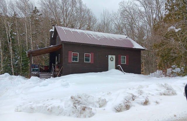 Baker Brook Lodge a CLEAN Pet-friendly Adk. Getaway Minutes From North Creek NY.