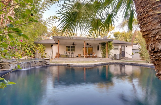 Bakersfield Oasis: Sweet Tropical Pool Setup!