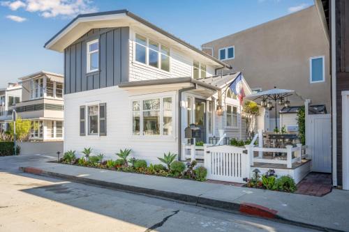 Balboa Island Gem with Patio & Beach Essentials