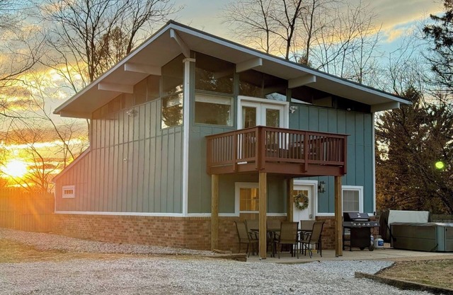 Balcony-BBQ-Firepit-Hot tub-King-Full kitchen-TV