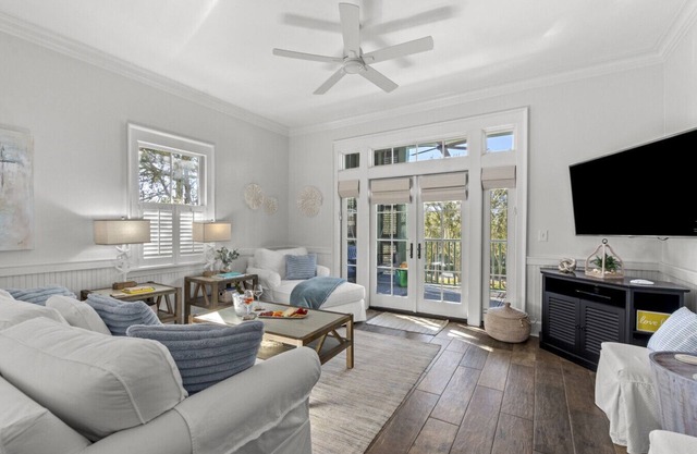 Balcony Overlooking 30A, Luxe Decor, 2 Kings, and with Beach Club Passes!
