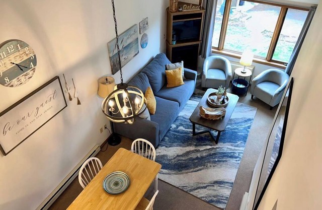 Balcony Views, Walk to Waterfront and popular shopping and restaurants