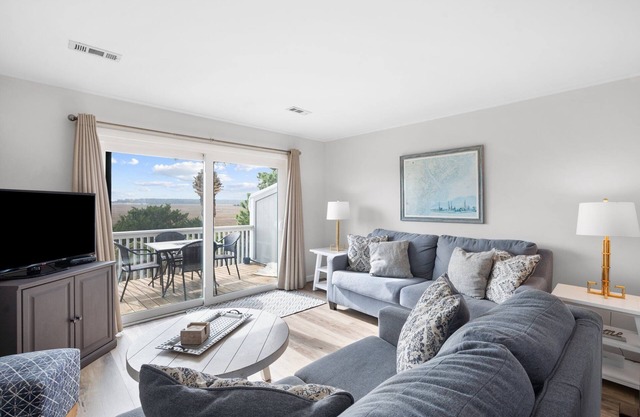 Bali Retreat: 180° Ocean and Hunting Island Deck Views