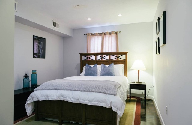 Balt-Amore! Spacious 4 bedroom that sleeps 10 comfortably