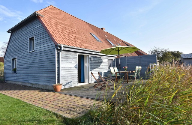 Baltic Sea country house with south-facing terrace and pond OFC 07 - Country house with south-facing terrace on the