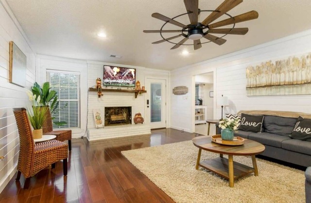 Bama Ranch | 4 Miles to Stadium | Sleeps 8
