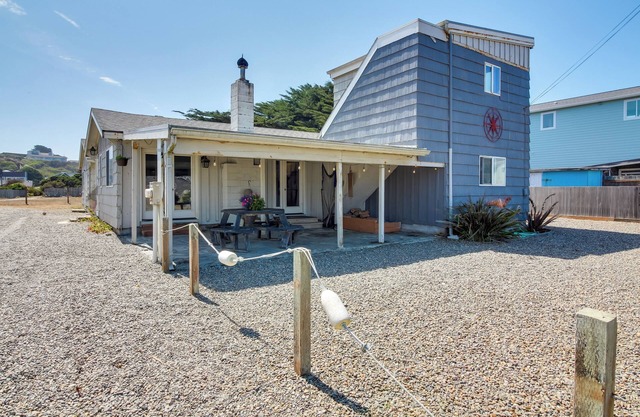 Bandon Home w/Patio, Steps to South Jetty Park