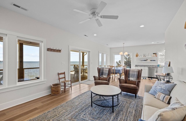 Banks' Haven-Sound Front/Pet Friendly Home