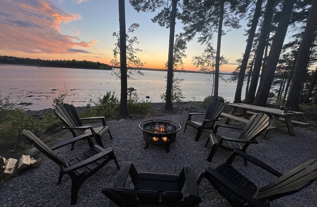 Bar Harbor Oceanfront Log Cabin 10 min to Acadia National Park