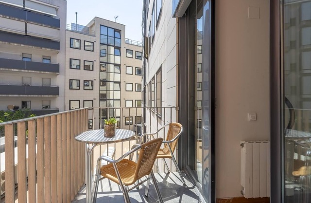 Barcelona Center Flat: Shared Rooftop Pool for 8
