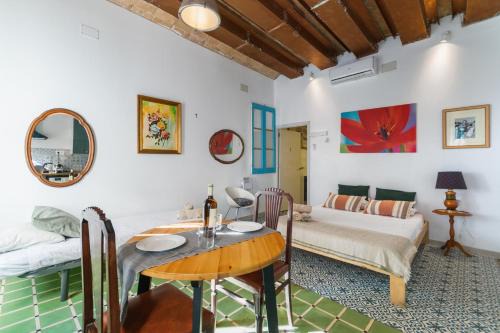 Barcelona Studios with private kitchen, toilet & shower 20min from the center 5min to the beach