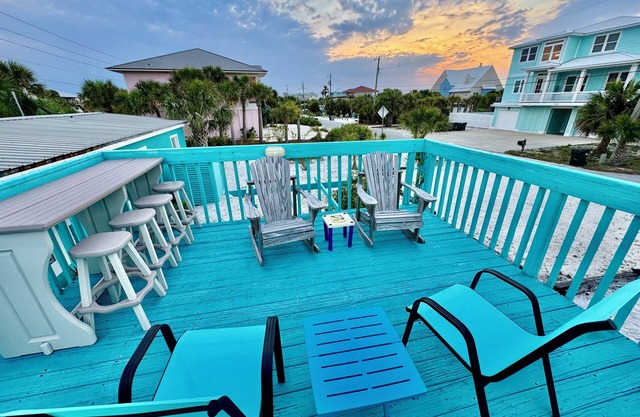 Barefoot Bungalow - Ideal Location, No Stairs, Dog Friendly Fenced Yard