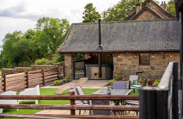 Barraston Farm - a cottage that sleeps 16 guests in 7 bedrooms
