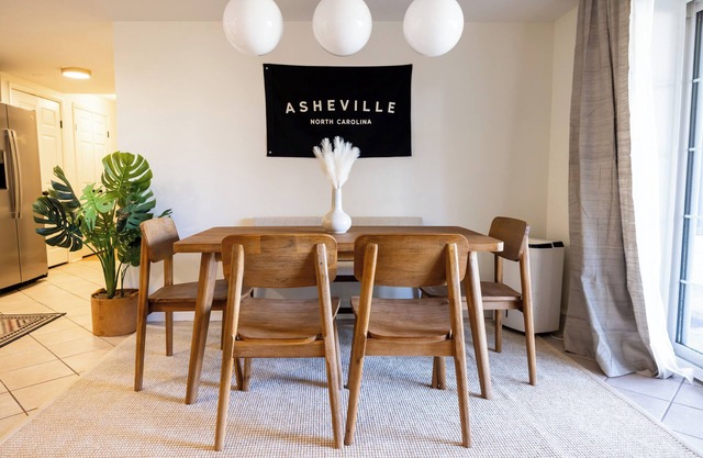 Base Camp AVL/Cozy Retreat/King Bed/Fire Pit/Biltmore & Downtown
