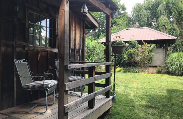 "Basecamp".Cozy, studio apt. Private, quiet community. Near SNP and JMU.